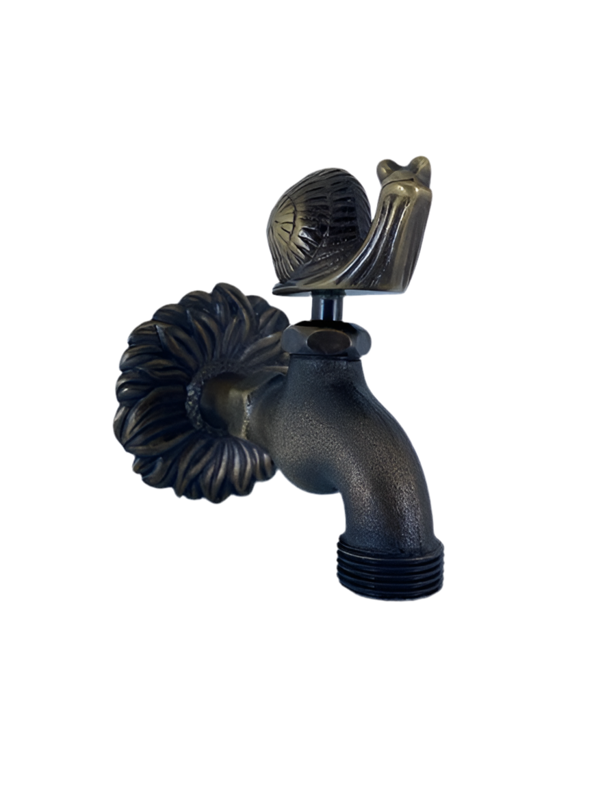 Grifo de Jardín Decorativo en Bronce Envejecido – Disponible en Figuras de Gallo, Conejo, Caracol, Búho y Ardilla